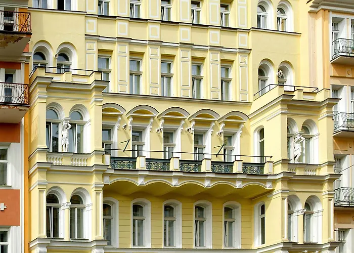 Отель Maxim 4*